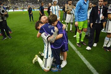 عکس| جشن خانوادگی و بامزه مسی در جام جهانی/ همسر ستاره آرژانتینی هم جام را بالای سر برد