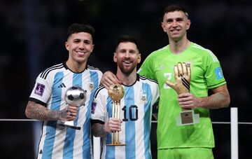 تصاویر| بهترین بازیکن جام جهانی ۲۰۲۲ قطر/ کفش و دستکش طلا با معرفی یک پدیده بین آرژانتین و فرانسه تقسیم شد