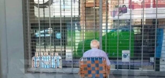 عکس| هدیه خاص به پیرمردی که بازی‌های آرژانتین را از پشت ویترین تماشا کرد