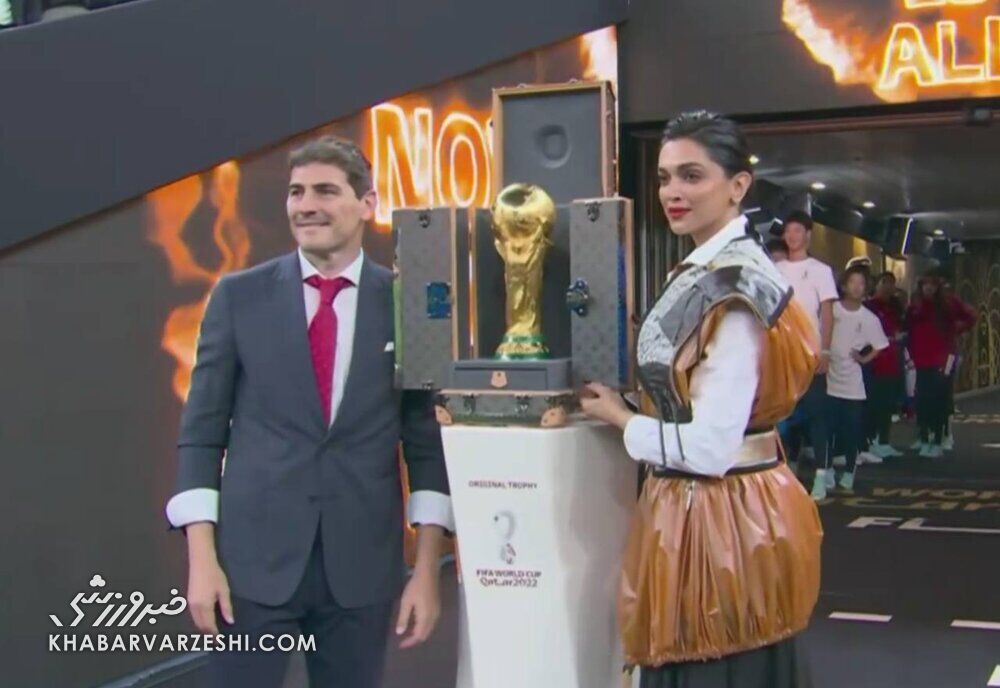 عکس| دلبری اسطوره اسپانیایی پیش از شروع فینال با جام قهرمانی/ بازگشت شماره یک به زمین چمن فوتبال