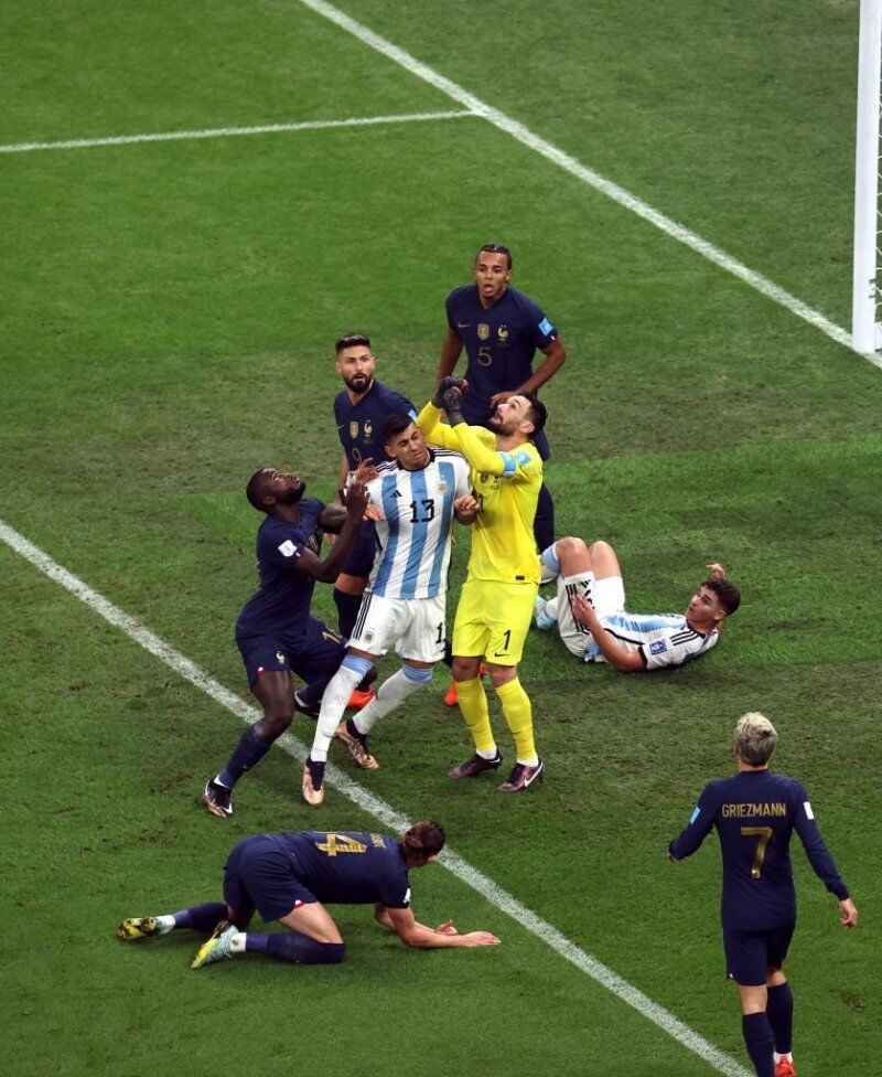 تصاویر | برخورد شدید در فینال جام جهانی/ پرش روی دروازه‌بان به قصد شکستن دنده 