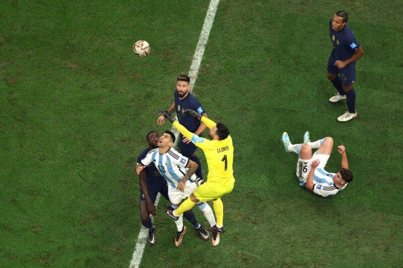 تصاویر | برخورد شدید در فینال جام جهانی/ پرش روی دروازهبان به قصد شکستن دنده