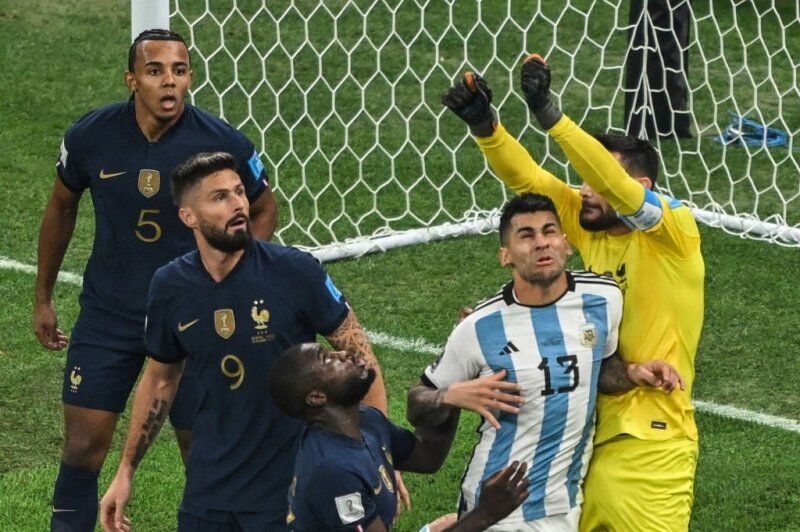 تصاویر | برخورد شدید در فینال جام جهانی/ پرش روی دروازهبان به قصد شکستن دنده