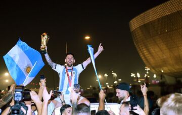 ببینید: مزاحمت یک سلبریتی اینستاگرامی برای لیونل مسی در جشن قهرمانی آرژانتین/ این شخص وسط زمین چه می‌کرد؟