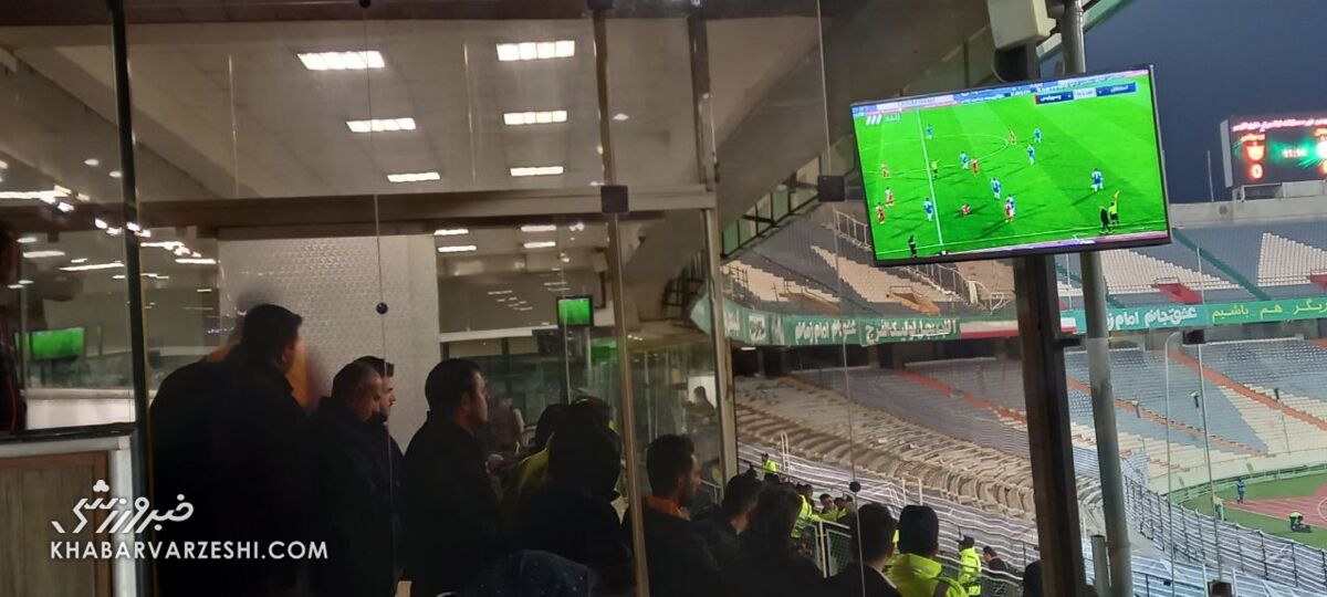 حمله شدید پرسپولیسیها به دو استقلالی سپاهان/ توهین شدید طرفداران سپاهان به رفیق یحیی گل محمدی/ وحید امیری به مردم تعظیم کرد