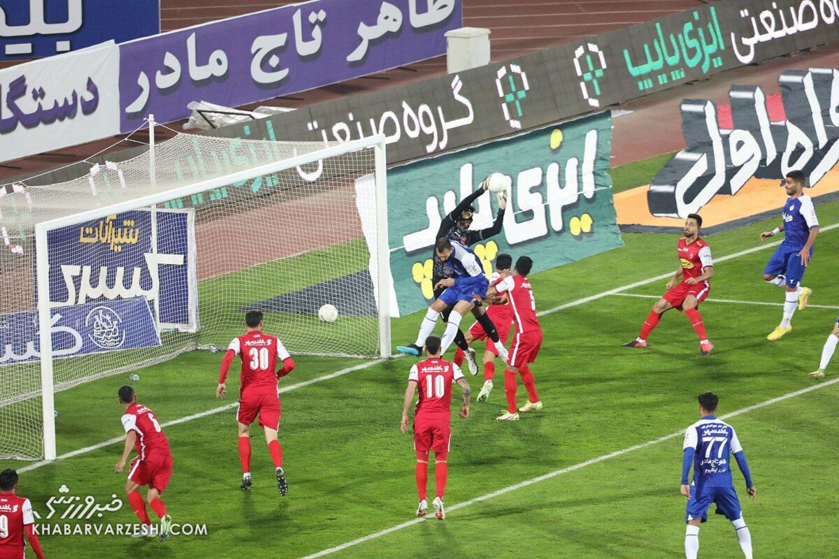 عکس| تصویری عجیب از ضربه سر هافبک استقلال در دربی/ چشمی ۲ بار گلزنی کرد!