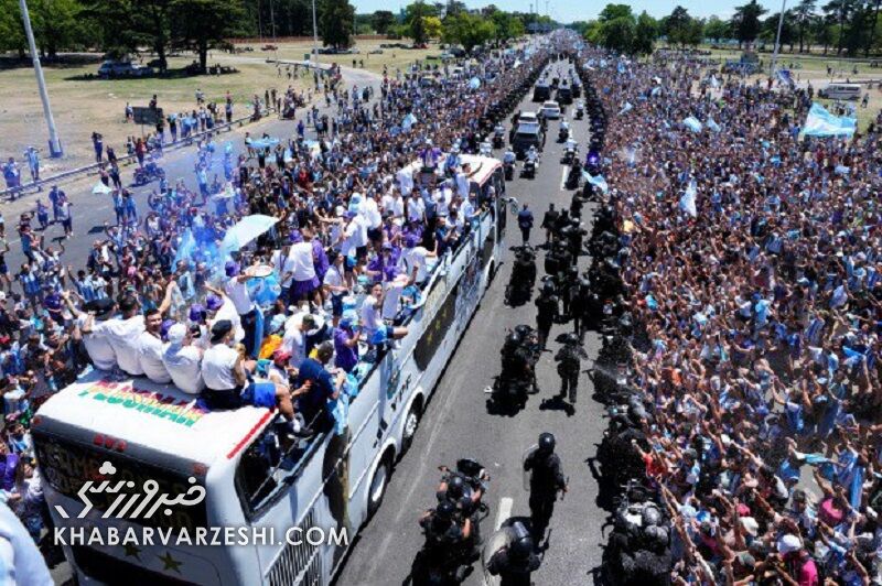 تصاویری باورنکردنی در پایتخت که هیچوقت در عمرتان ندیده بودید/ استقبالی بینظیر در تاریخ فوتبال از قهرمان
