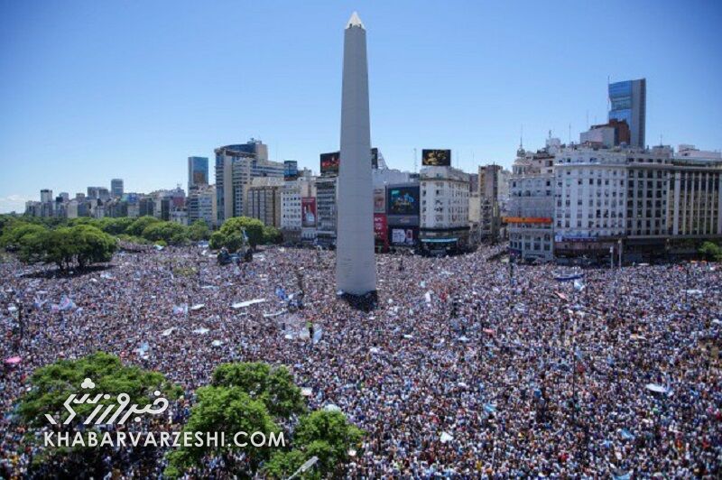 تصاویری باورنکردنی در پایتخت که هیچوقت در عمرتان ندیده بودید/ استقبالی بینظیر در تاریخ فوتبال از قهرمان