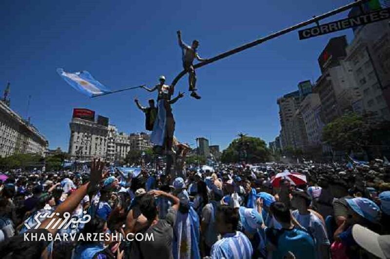 تصاویری باورنکردنی در پایتخت که هیچوقت در عمرتان ندیده بودید/ استقبالی بینظیر در تاریخ فوتبال از قهرمان