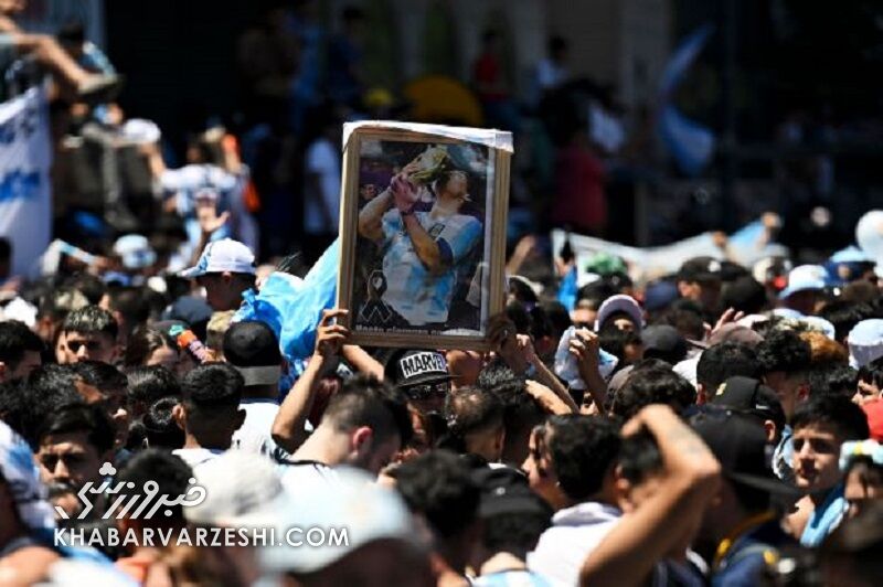 تصاویری باورنکردنی در پایتخت که هیچوقت در عمرتان ندیده بودید/ استقبالی بینظیر در تاریخ فوتبال از قهرمان