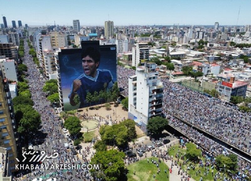 تصاویری باورنکردنی در پایتخت که هیچوقت در عمرتان ندیده بودید/ استقبالی بینظیر در تاریخ فوتبال از قهرمان