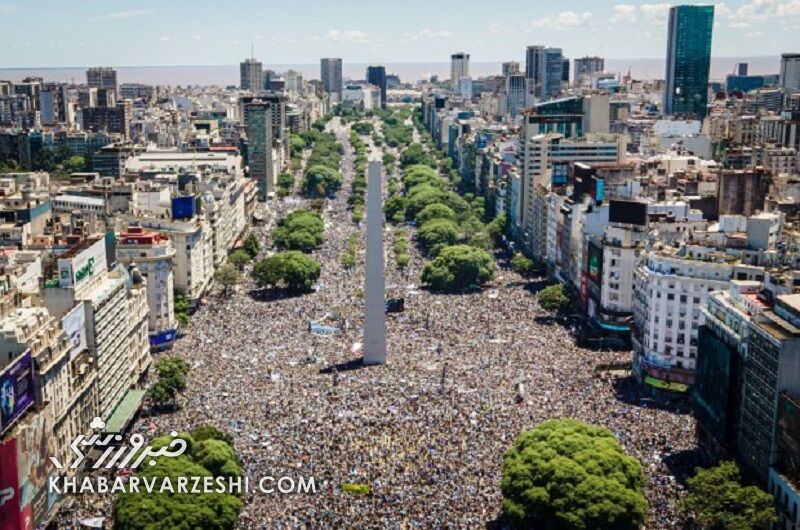 تصاویری باورنکردنی در پایتخت که هیچوقت در عمرتان ندیده بودید/ استقبالی بینظیر در تاریخ فوتبال از قهرمان