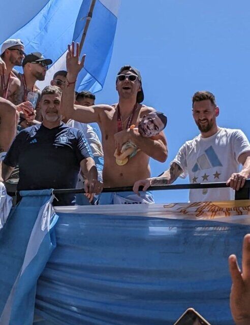 عکس| توهین عجیب گلر آرژانتین به امباپه در کنار مسی/ حرکات تمسخر آمیز در میان جمعیت میلیونی!