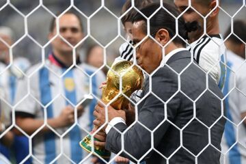 عکس| سرآشپزی که حق نداشت کاپ جام جهانی را لمس کند/ همه چیز درباره نصرت گوکچه