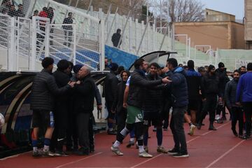 اکشن زشت در فوتبال ایران؛ بادیگاردها تیم داوری را به باد کتک گرفتند/ اعتراض یک استقلالی در پایان بازی جنجالی