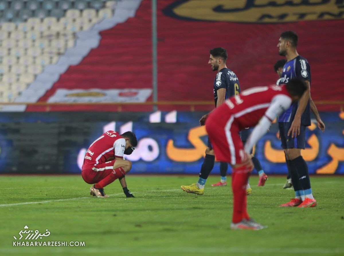 تصاویر | ستاره پرسپولیس به گریه افتاد!/ شکار تصویر یک سرخپوش قبل از سوت پایان!