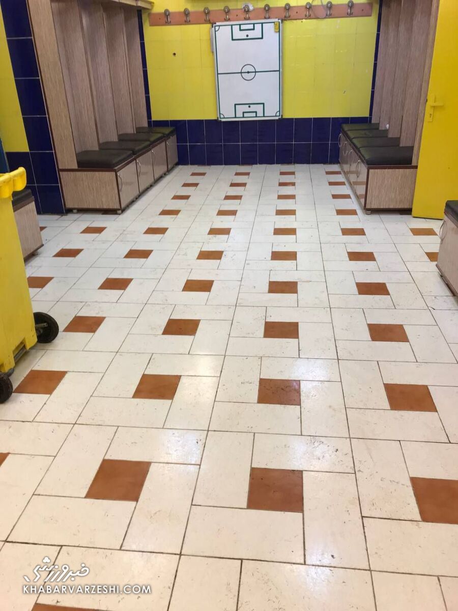 عکس| وضعیت رختکن استقلال پس از پیروزی مهم/ آبیهای پایتخت ژاپنی شدند!