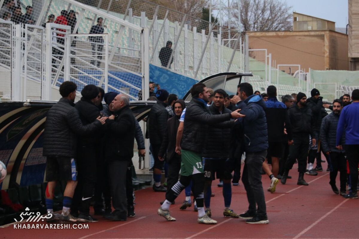 اکشن زشت در فوتبال ایران؛ بادیگاردها تیم داوری را به باد کتک گرفتند/ اعتراض یک استقلالی در پایان بازی جنجالی 