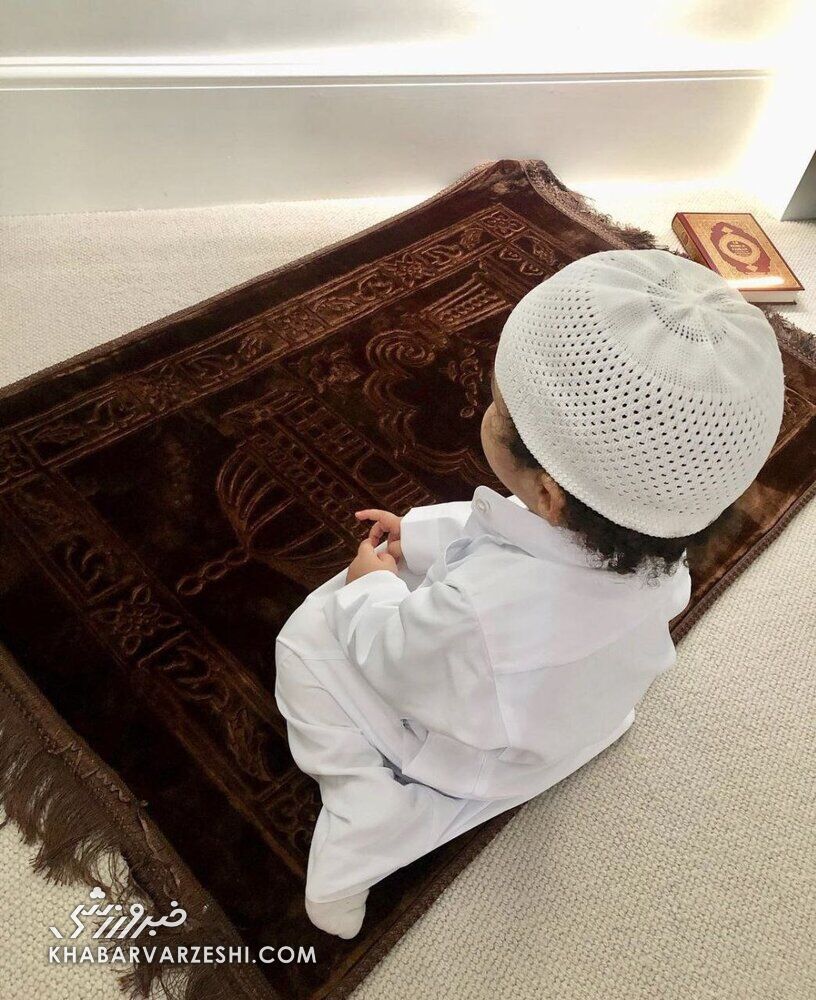 عکس| تصویری خاص از پسر بهترین بازیکن جهان/ ابراهیم پای سجاده نماز