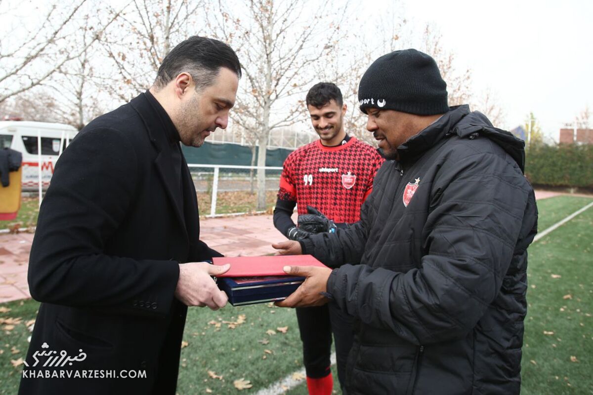 تصاویر| سورپرایز ویژه پرسپولیس به مناسبت سال جدید میلادی/ اقدام جالب در بازی دوستانه سرخپوشان