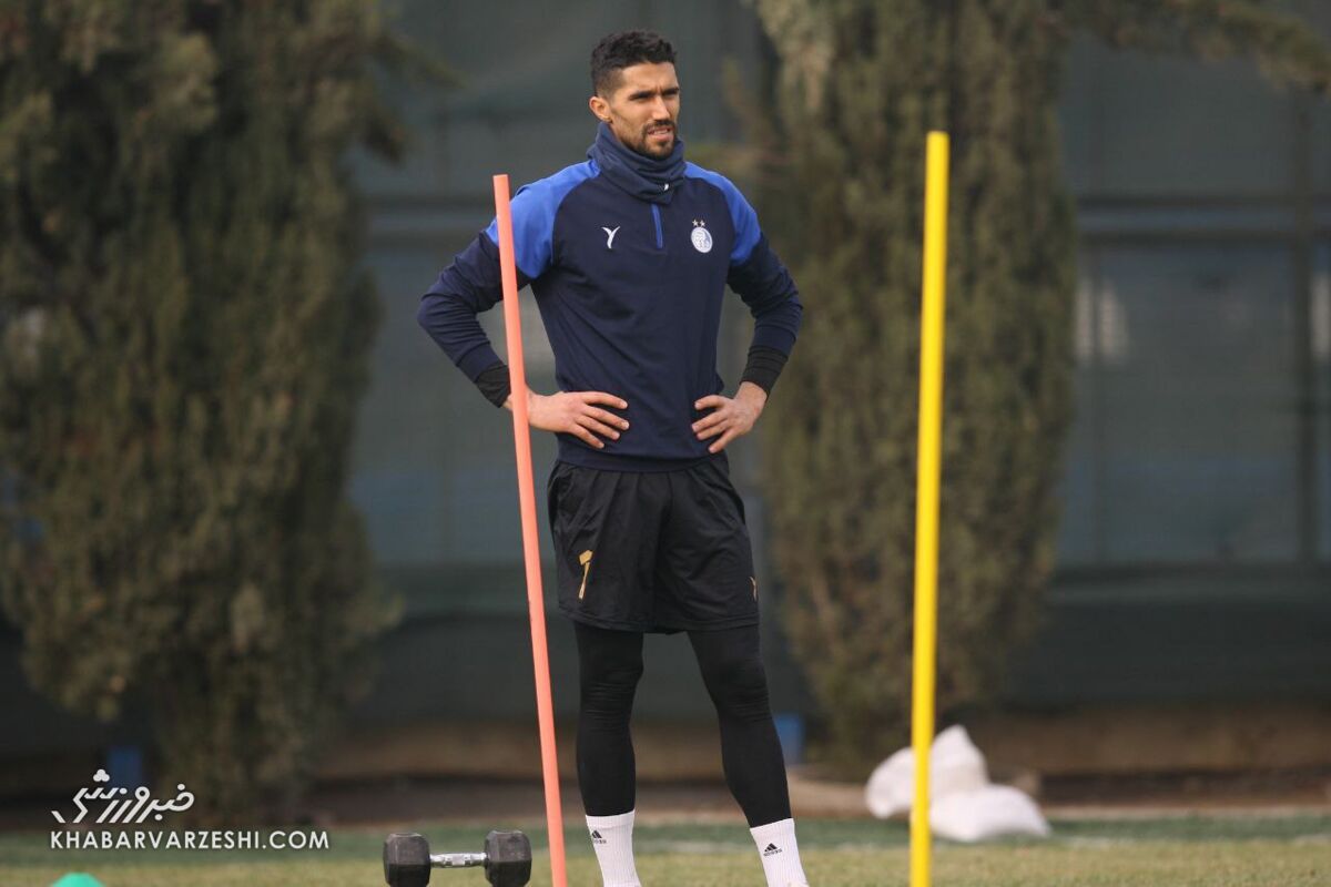 گلهای خورده استقلال را گردن حسینی نیندازیم/ این دروازه بان را اذیت کردند تا از استقلال برود/ به بیرانوند تهمت تبانی میزنند/ ماجراهای جام حذفی را فراموش نکنید!