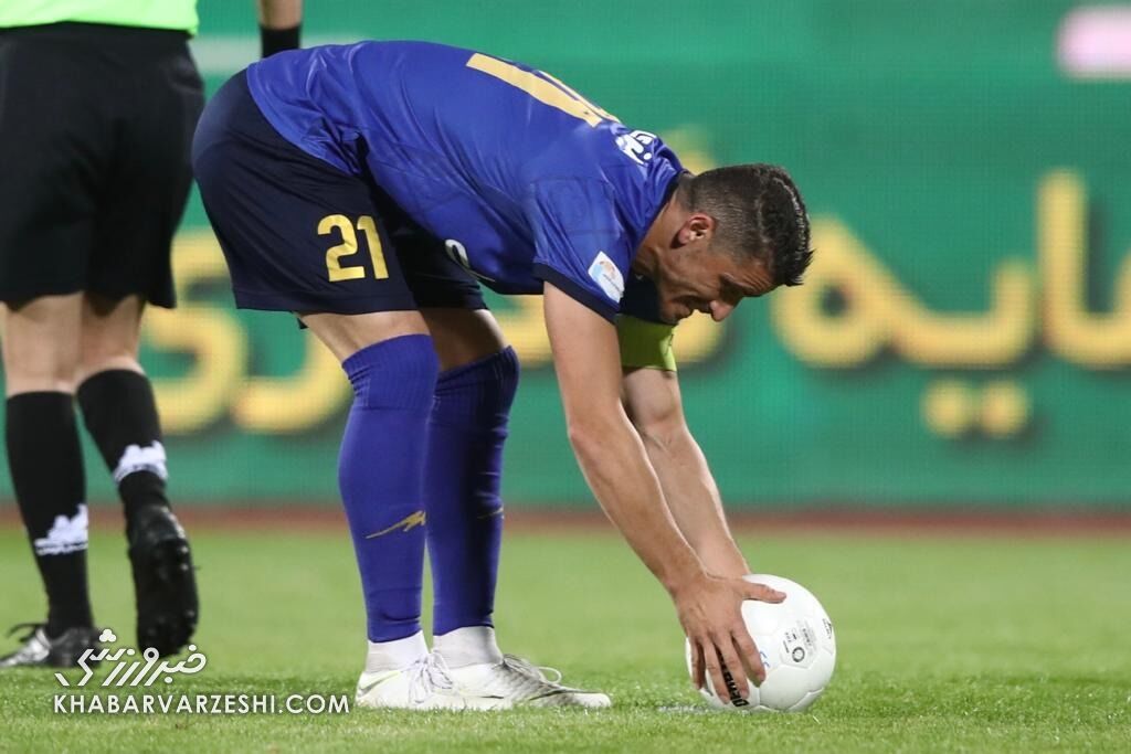 وریا غفوری در حال کاشتن توپ برای زدن ضربه پنالتی