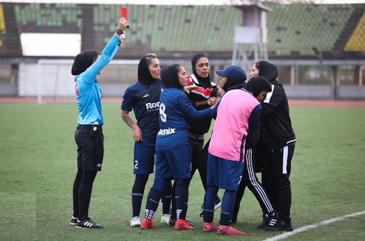 عکس | درگیری و دعوا در فوتبال زنان ایران/ ۲ اخراجی با قضاوت جنجالی پس از گل مردود