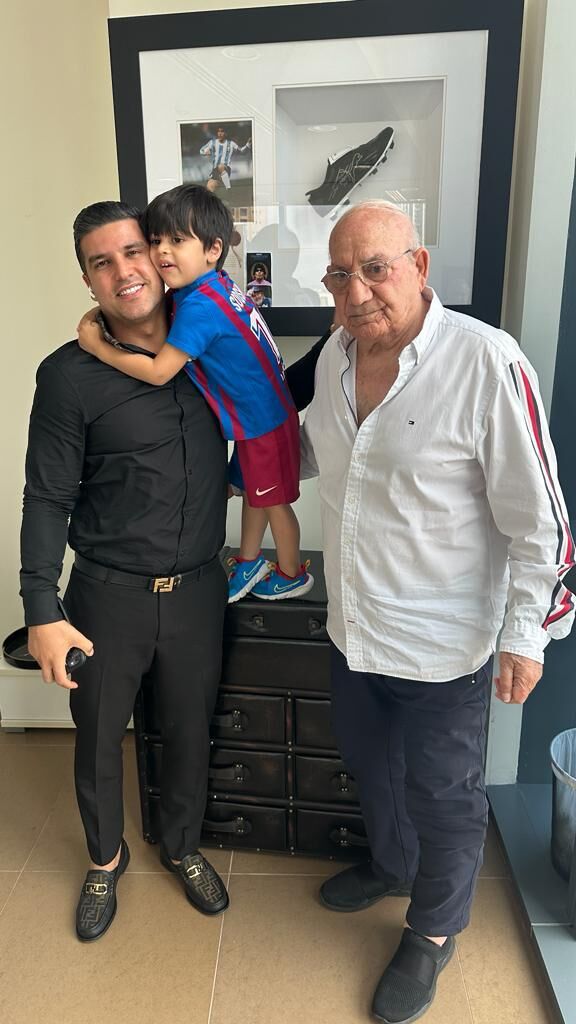 اهدای کفش مارادونا به مربی سرشناس فوتبال ایران/ یادگاری بهترین بازیکن تاریخ در خانه بهترین مربی آسیا!