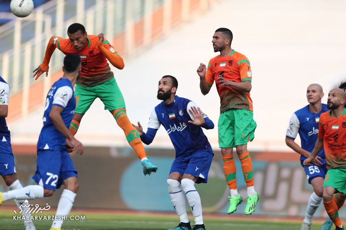 داور سر استقلال را برید/ VAR را نمی آورند تا استقلال قهرمان نشود/ آقای تاج تحویل بگیرید!