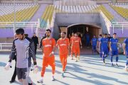 تصاویر| گاز گرفتن پای بازیکن توسط دروازه‌بان استقلال/ روح لوئیس سوارس در فوتبال ایران ظاهر شد!
