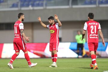 تصاویری از دیدار حساس گل‌گهر – پرسپولیس/ یحیی مچ امیر را خواباند