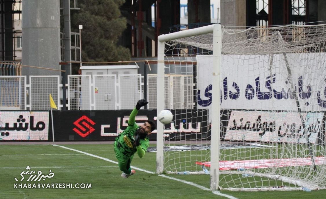 مهار پنالتی علیرضا بیرانوند در دیدار گل گهر - پرسپولیس