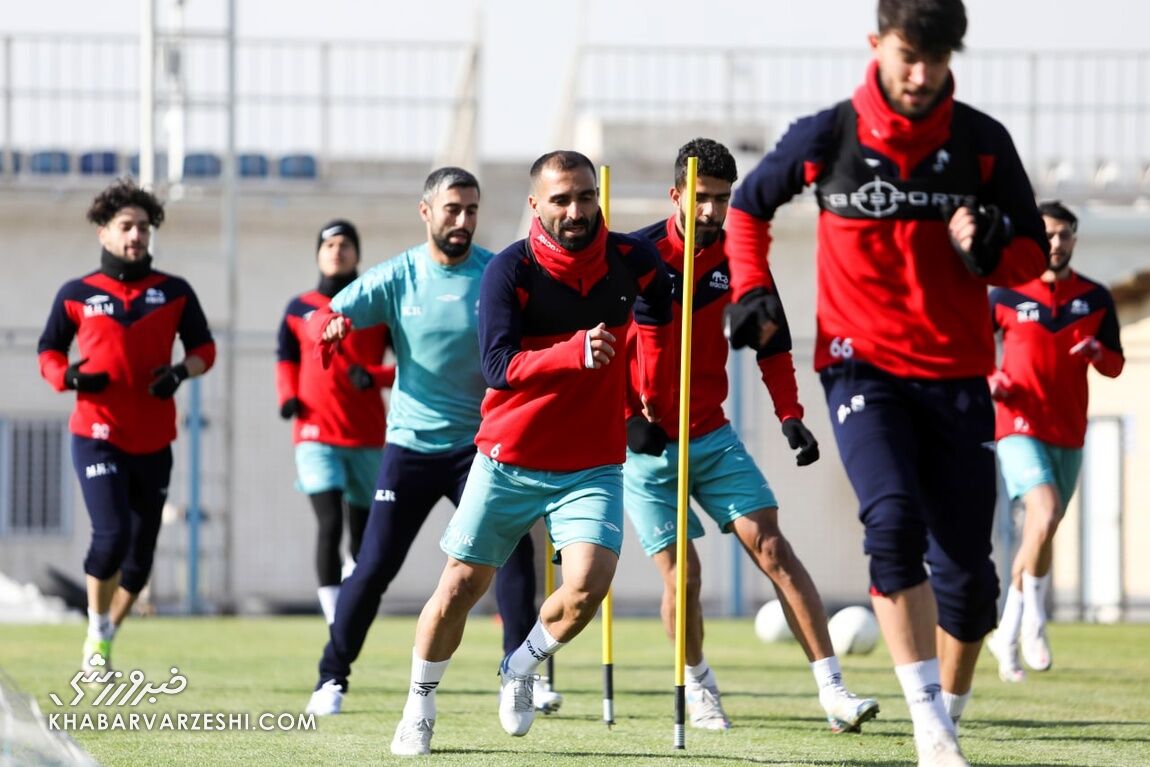 امیدوارم عامل دوری تماشاگران به زودی برطرف شود/ از جمعه طور دیگری به استقلال فکر میکنیم/ بازی در دمای زیر صفر برای هیچ حریفی آسان نیست