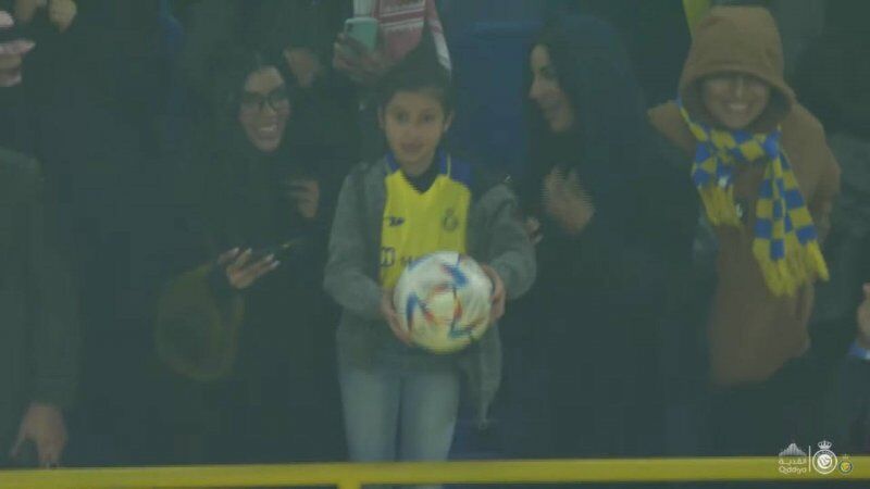 عکس| دختر خوششانس هدیه ویژه رونالدو را روی هوا زد/ اولین کادوی CR7 برای النصریها