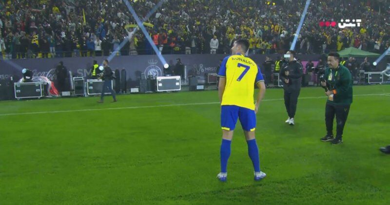 عکس| دختر خوششانس هدیه ویژه رونالدو را روی هوا زد/ اولین کادوی CR7 برای النصریها