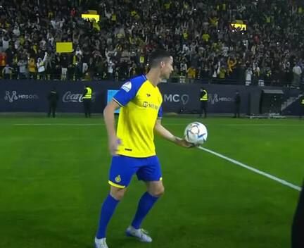 عکس| دختر خوششانس هدیه ویژه رونالدو را روی هوا زد/ اولین کادوی CR7 برای النصریها