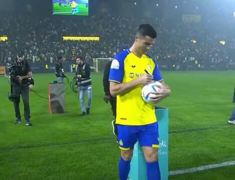 عکس| دختر خوششانس هدیه ویژه رونالدو را روی هوا زد/ اولین کادوی CR7 برای النصریها
