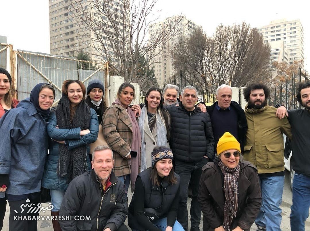 عکس| سرمربی مشهور ایرانی در مراسم استقبال از دختر زندانیاش/ ستاره های سینما این خانواده را تنها نگذاشتند