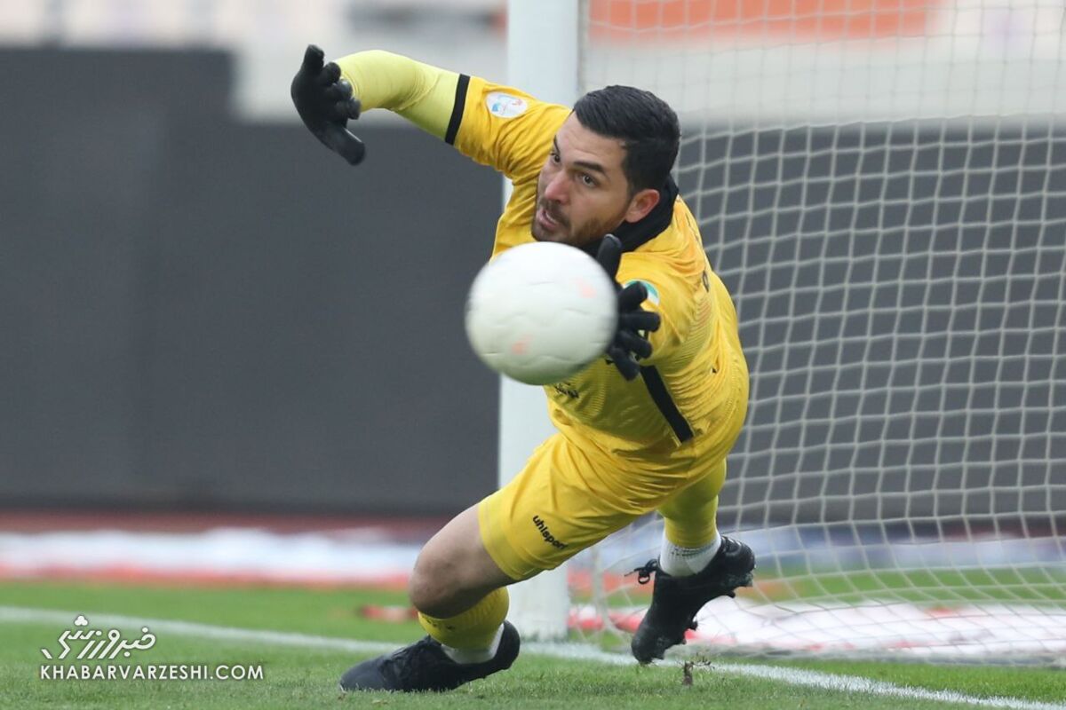 ببینید: رفتار جنجالی گلر پرسپولیسی بعد از ضربه پنالتی/ بازیکن رقیب با تور دروازه یکی شد! ببینید: رفتار جنجالی گلر پرسپولیسی بعد از ضربه پنالتی/ بازیکن رقیب با تور دروازه یکی شد!