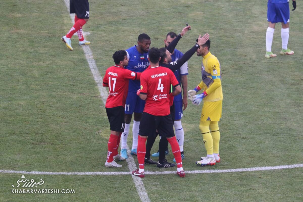 گل مردود تراکتور به استقلال که توسط وحید کاظمی صحیح اعلام شد