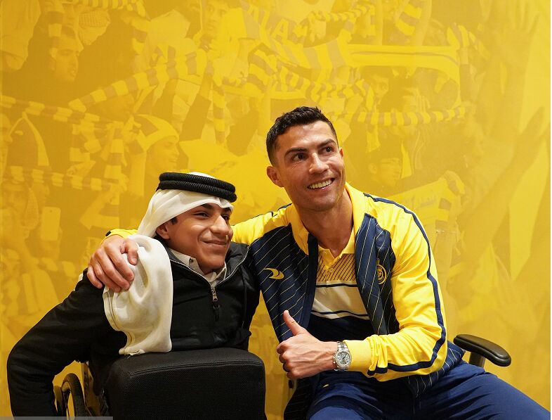 عکس| قاری قرآن جام جهانی در آغوش کریس رونالدو/ ستاره پرتغالی میزبان چهره خاص شد!