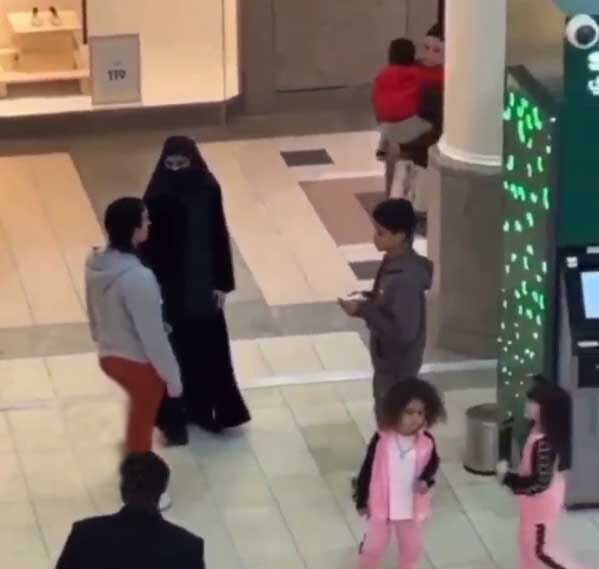 عکس| گشت و گذار جورجینا در کشوری با فرهنگ متفاوت/ نامزد رونالدو در یک مال لاکچری دیده شد