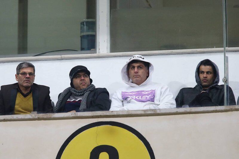 عکس | تماشاگر ویژه پرسپولیس مقابل ونپارس/ چهره متعصب سرخها با واکنشهای هیجانی روی سکوهای آزادی!