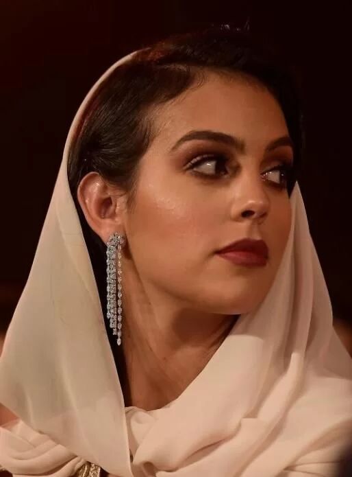 عکس| محدودیتهای عربستان، جورجینا را محجبه کرد؟