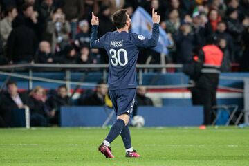 عکس| ادای احترام مسی به پله/ پیراهن خاص بر تن فوق ستاره پاری‌سن‌ژرمن
