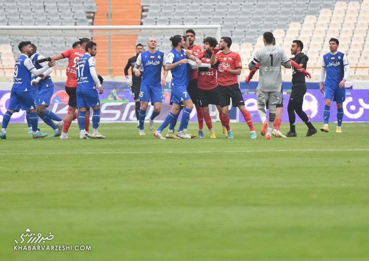 درگیری بازیکنان استقلال و تراکتور