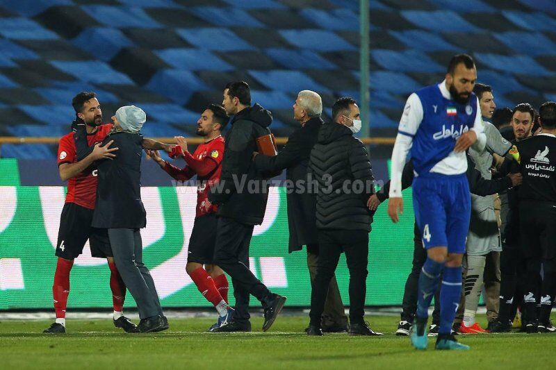 عکس| بازیکن اخراجی تراکتور آتش به پا کرد/ سرمربی اسپانیایی هم وارد معرکه شد!