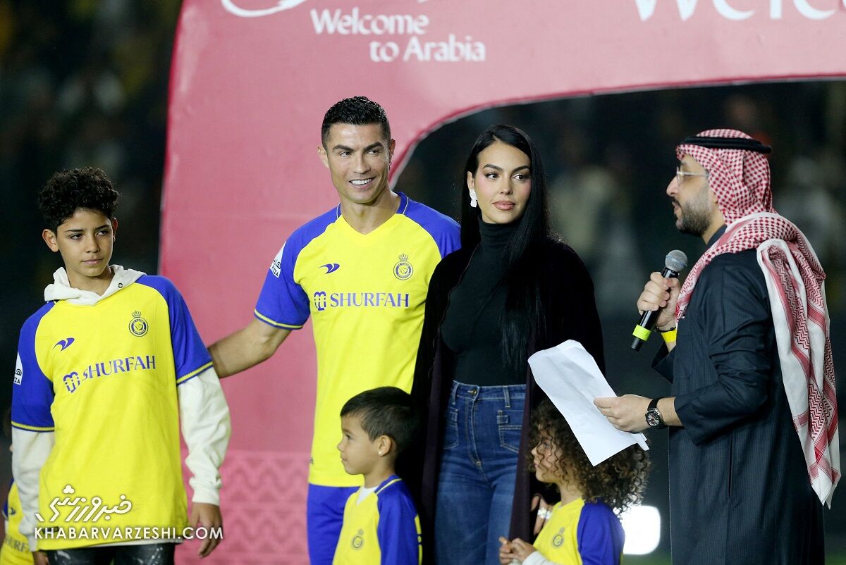 کریستیانو رونالدو و خانواده‌اش در مراسم معارفه به عنوان بازیکن النصر عربستان