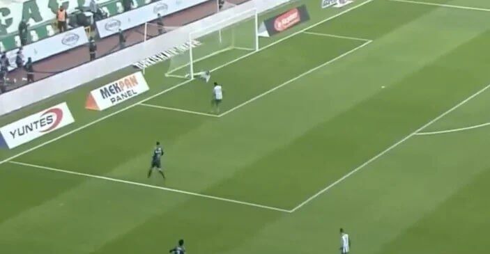 عکس| سوتی مرگبار گلر عقابها در ثانیه ۵۹/ کپی دروازهبان بشیکتاش از روی دست گلر تراکتور