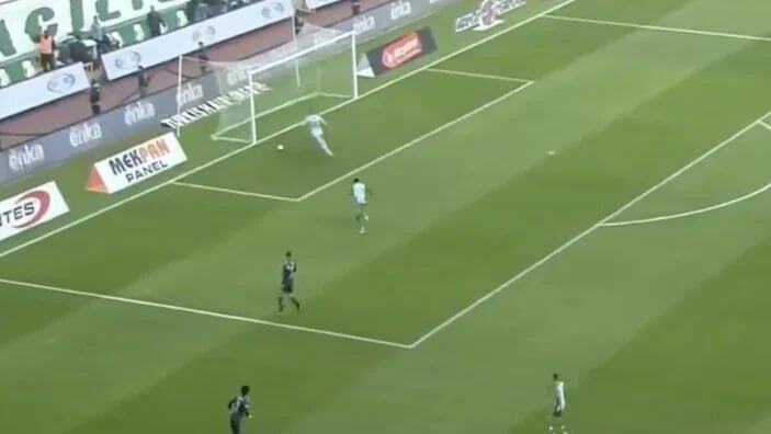 عکس| سوتی مرگبار گلر عقابها در ثانیه ۵۹/ کپی دروازهبان بشیکتاش از روی دست گلر تراکتور